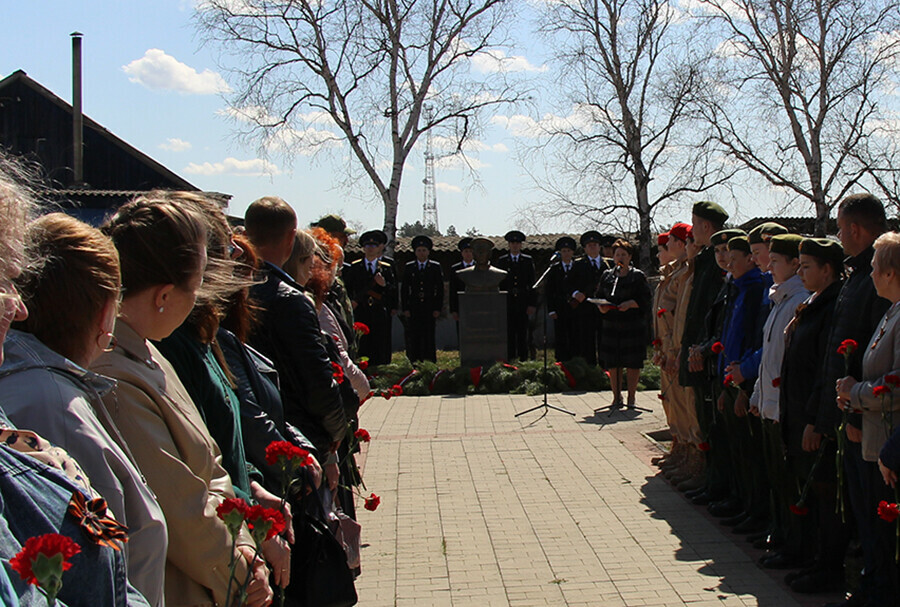 Возложение цветов в кронштадте. Академия в честь генерал лейтенант михалик михайлик мчс россии. Аллея славы цска. Памяти легендарного. Памяти легендарного.