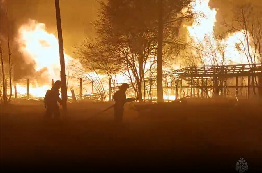 Огонь шел стеной в Тюменской области разбушевался лесной пожар и сжег жилые дома фото видео