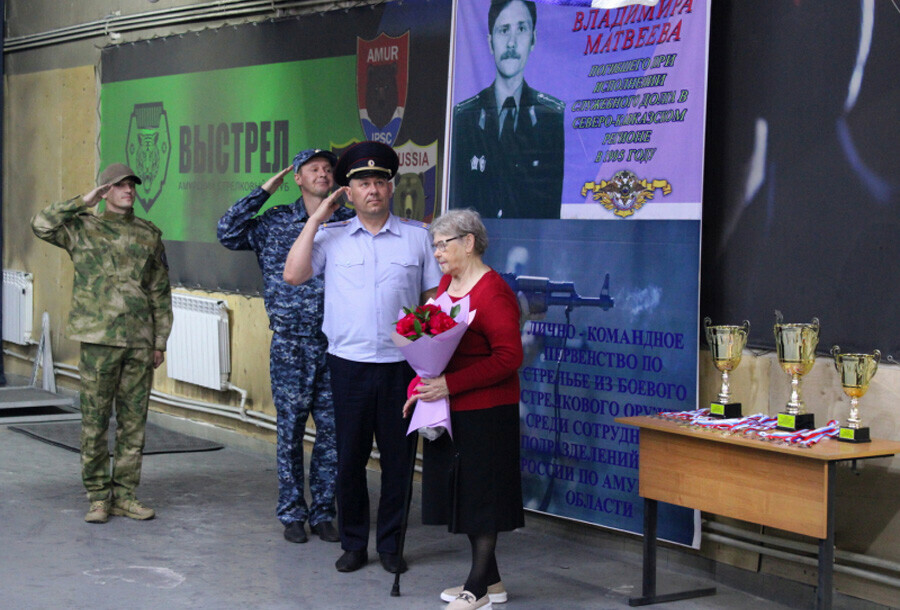 Памяти погибшего товарища полицейские провели соревнования по стрельбе из боевого оружия фото