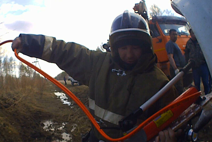 Зажатого в КамАЗе мужчину пришлось деблокировать пожарным Магдагачинского района видео