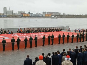 В честь 9 Мая в Благовещенске развернули огромное Знамя Победы видео