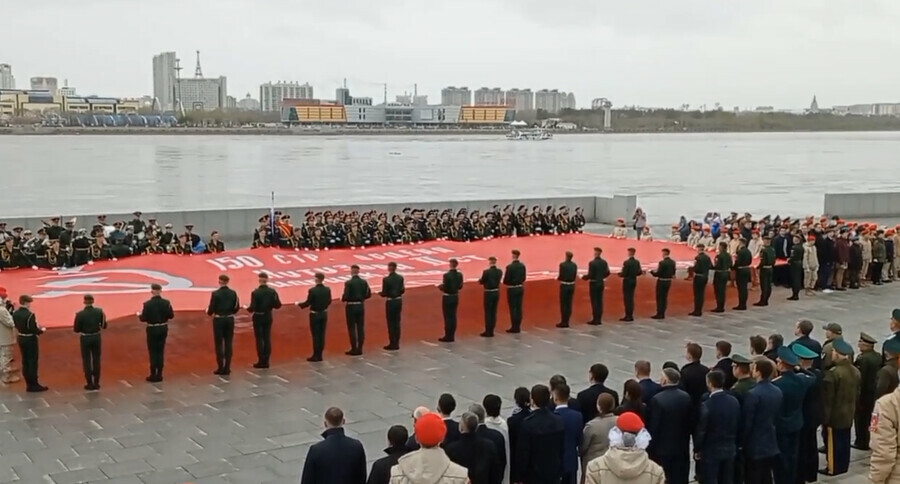 В честь 9 Мая в Благовещенске развернули огромное Знамя Победы видео