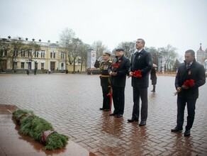 В Благовещенске возложили цветы к памятнику воинамамурцам фото