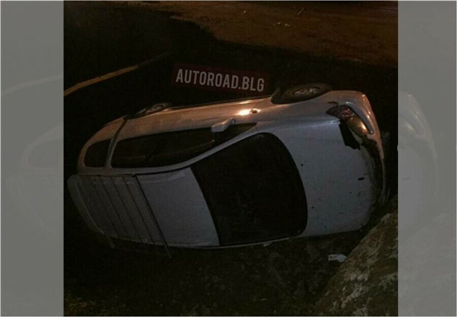 Второй за сутки автомобиль упал в Благовещенске в разрытую рабочими яму