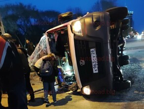 Пассажирский автобус перевернулся на бок жесткое ДТП произошло в Благовещенске фото видео