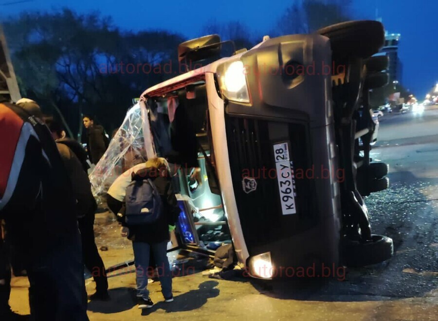 Пассажирский автобус перевернулся на бок жесткое ДТП произошло в Благовещенске фото видео