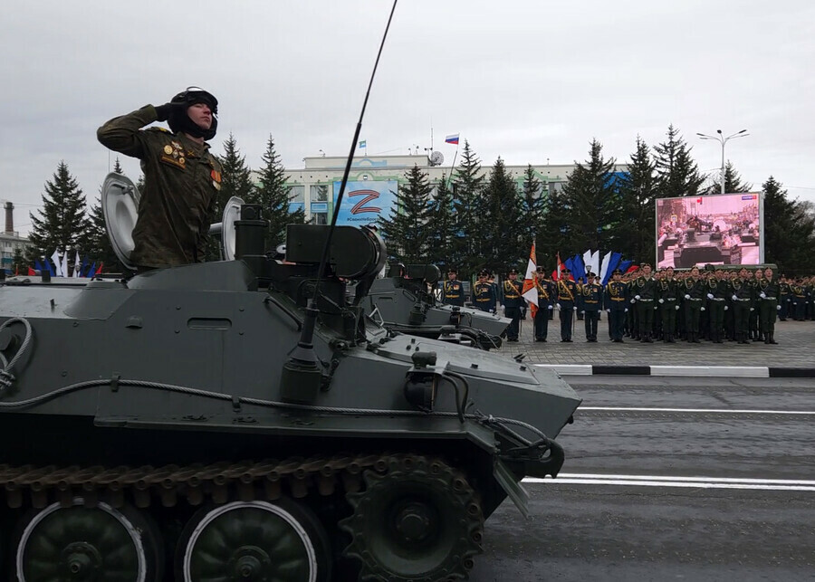 Парад Победы в Белогорске показал какие современные системы вооружения охраняют границы Дальнего Востока