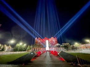 Невероятно красиво В Благовещенске площадь Победы осветили 96 цветных лучей