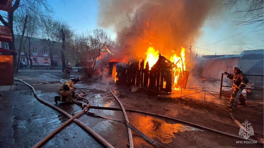 Не исключен поджог В центре Благовещенска горел двор многоэтажки