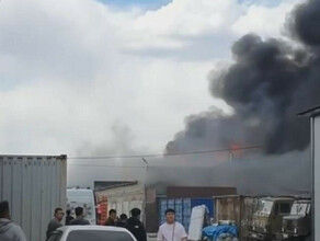 Пожарный поезд тушил сильный огонь на складе с одеждой видео