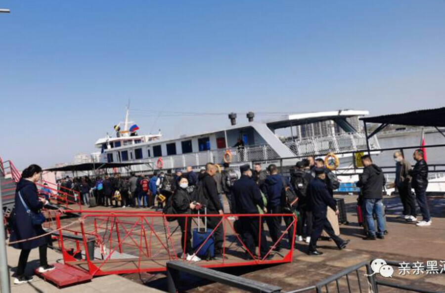 Восторг и радость из Хэйхэ в Благовещенск на первом теплоходе прибыли более 80 пассажиров