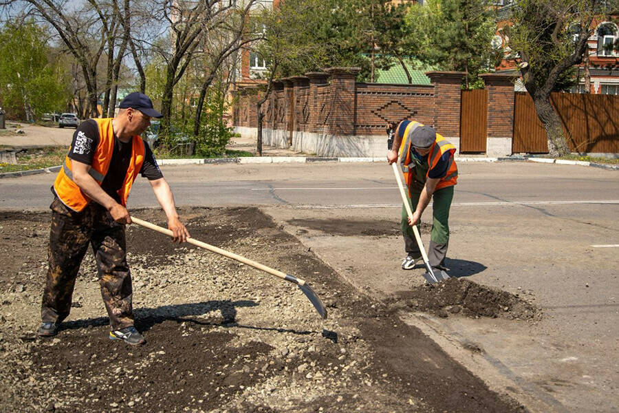 Ямы на дорогах начали ремонтировать в Благовещенске 