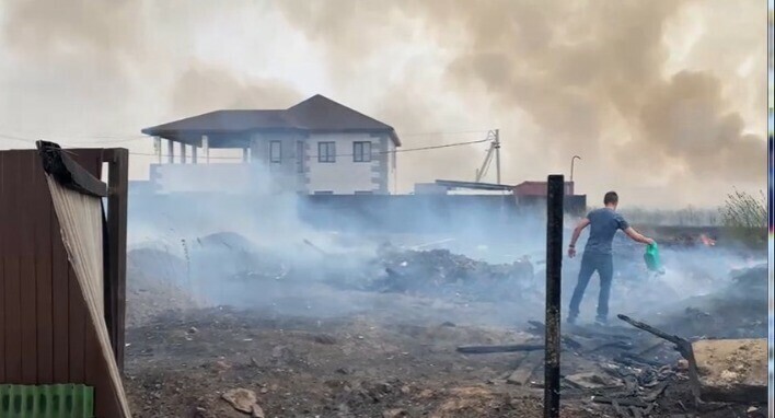 В селе Чигири огонь подошел вплотную к жилым домам видео