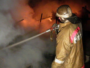 В Приамурье возле строящегося жилого дома ночью тушили сильный пожар