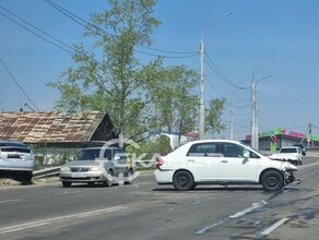 Вон женщина лежит В Благовещенске на въезде на виадук жесткое ДТП