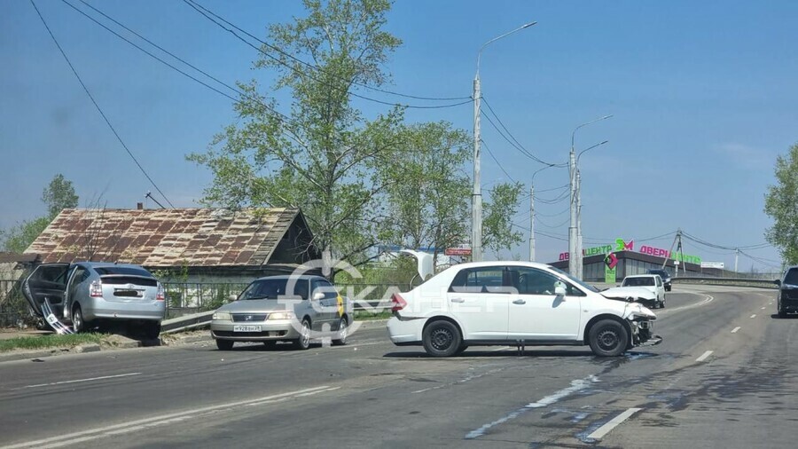 Вон женщина лежит В Благовещенске на въезде на виадук жесткое ДТП