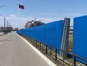 Когонибудь прибьёт В Благовещенске на набережной ветром отрывает забор видео