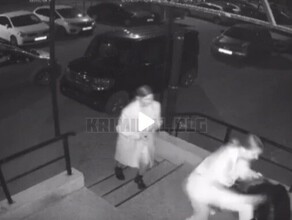 В Благовещенске на камеру видеонаблюдения попало избиение девушки