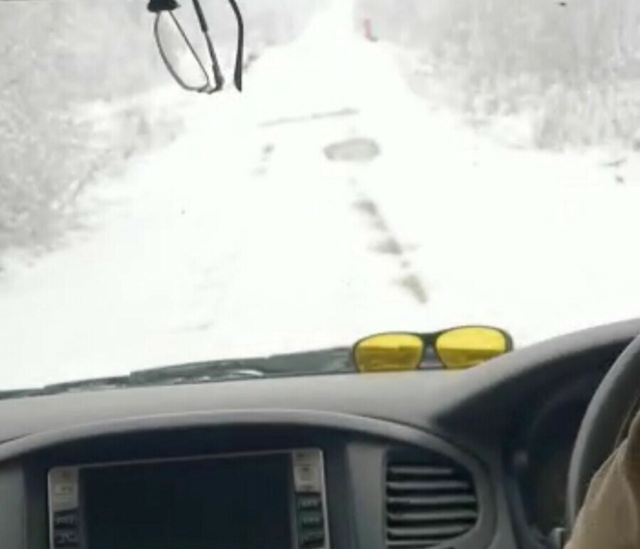 На север Амурской области вернулась зима водители преодолевают снежные заносы
