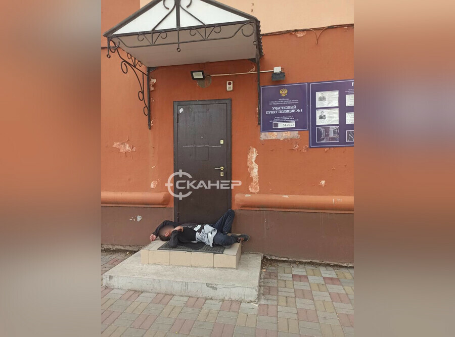 Не смог достучаться В Благовещенске пьяный мужчина уснул прямо на крыльце участкового пункта полиции