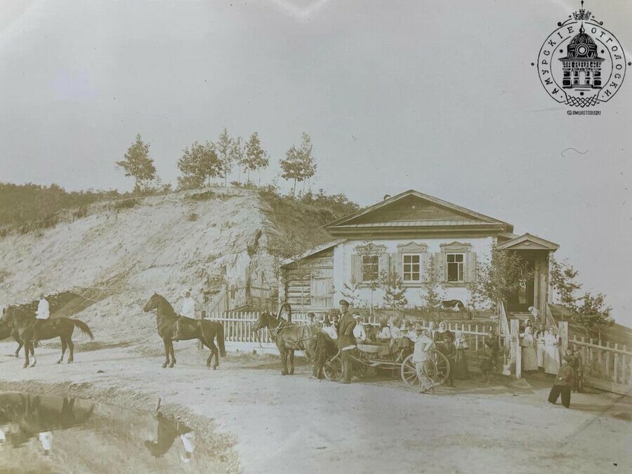 В Благовещенске жил великан горожане разглядели на старинных фотографиях человекагиганта