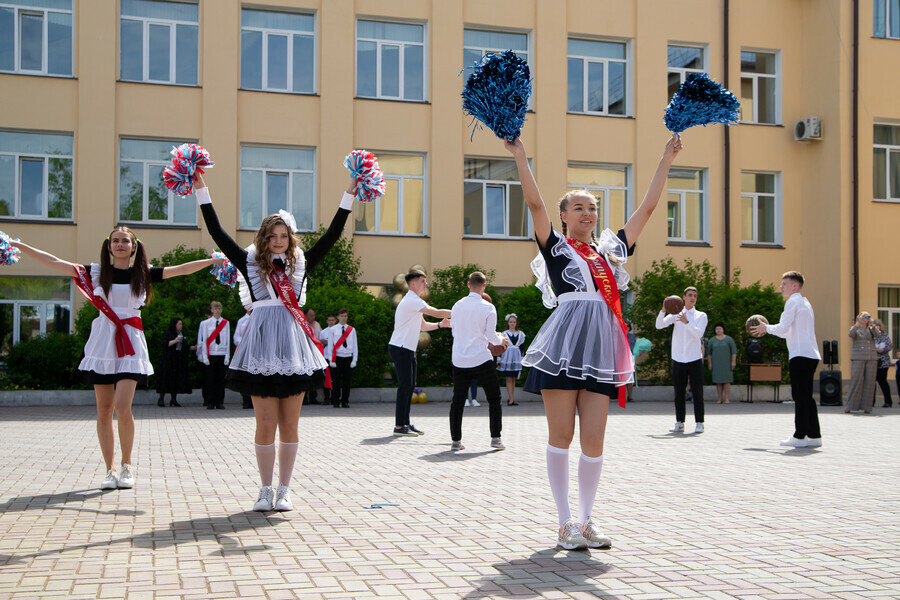 Последние звонки прозвучали в Благовещенске фото