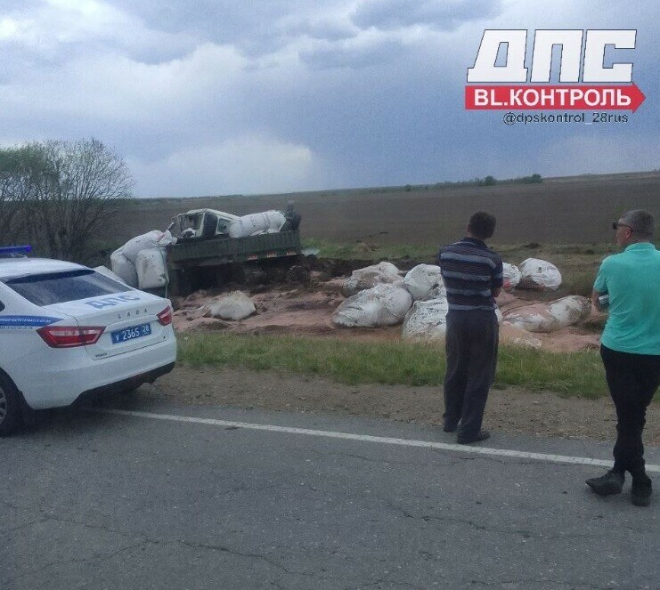 На амурской трассе столкнулись трактор и грузовой автомобиль