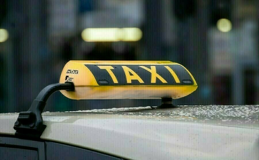 Водители такси и общественного транспорта с судимостью смогут работать до 1 сентября