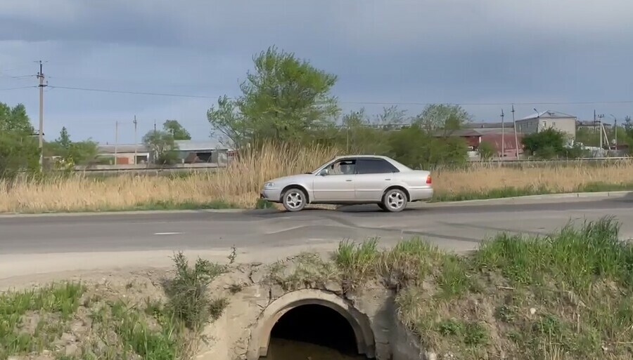 В Благовещенске сделают объезд провала на Театральной чтобы люди не убивали машины видео