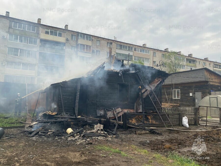 В Свободном странным образом сгорел деревянный дом который стоял под боком у пятиэтажки