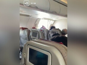 У пассажирского лайнера открылась дверь во время полета видео 