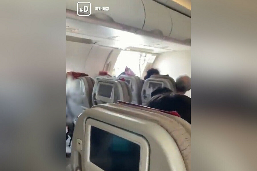 У пассажирского лайнера открылась дверь во время полета видео 