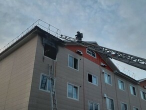 В Амурской области изза пожара в многоквартирном доме людей спускали по автолестнице 