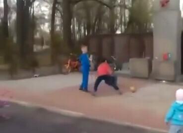 В Амурской области по соцсетям гуляет скандальное видео с играющими в мяч на мемориале детьми Когда и где оно было снято 