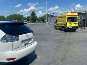 Это страшно в Благовещенске водители равнодушно объезжали машину в которой стало плохо женщиневодителю и находился ребенок