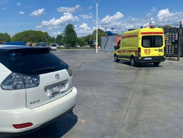 Это страшно в Благовещенске водители равнодушно объезжали машину в которой стало плохо женщиневодителю и находился ребенок