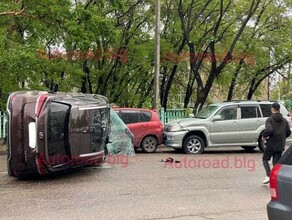 Одна машина на боку жесткое ДТП произошло у школы в Благовещенске видео 