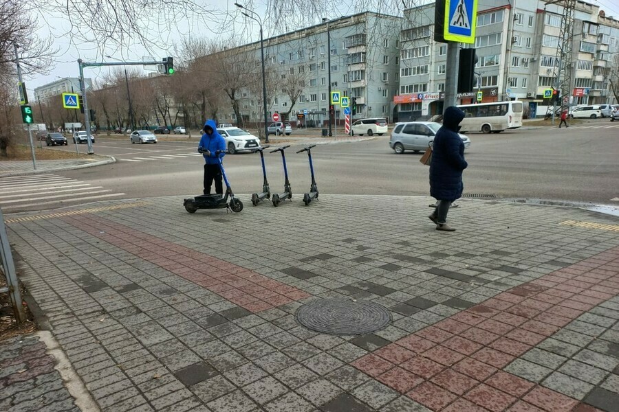 Мэр Благовещенска ответил можно ли убрать парковки прокатных велосипедов и самокатов с тротуаров