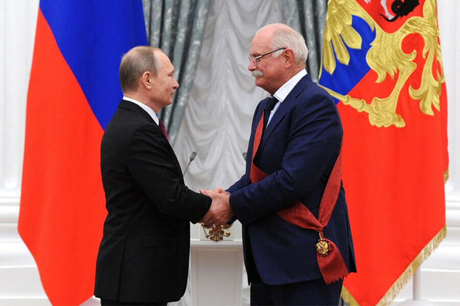 Путин вручил Михалкову звание Героя Труда