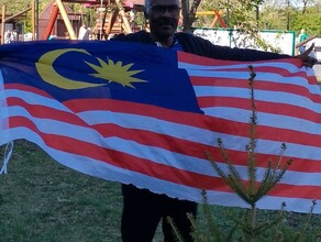 Путешественник из Малайзии приехал в Благовещенск чтобы посадить дерево видео