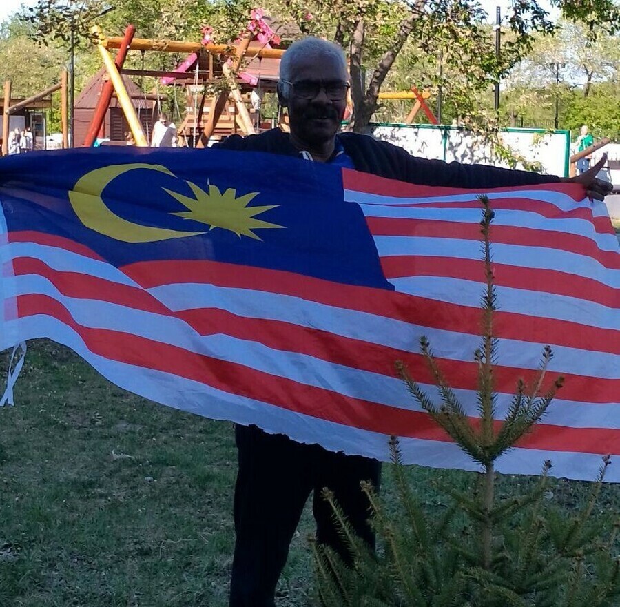 Путешественник из Малайзии приехал в Благовещенск чтобы посадить дерево видео