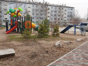 В Благовещенском дворе предписали снести детскую площадку которая граничит с парковкой