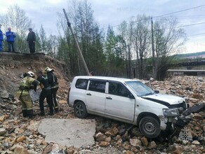 В Амурской области автомобиль с людьми упал с моста в реку Кадры сложного спасения