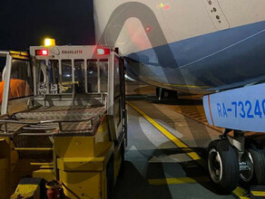 В аэропорту Сочи в самолет с пассажирами врезался тягач
