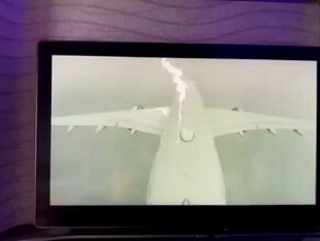 В самолет Владивосток  Москва попала молния