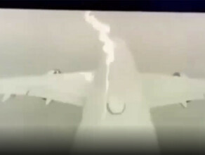 Видео как в самолет бьет молния снял пассажир летевший во Владивосток