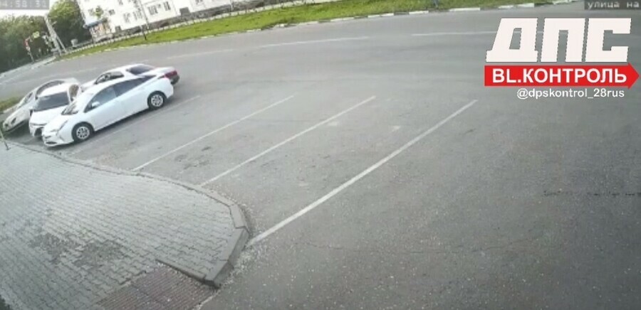 Одну подбросило в воздух рано утром в Благовещенске Toyota Crown снес три авто на парковке видео