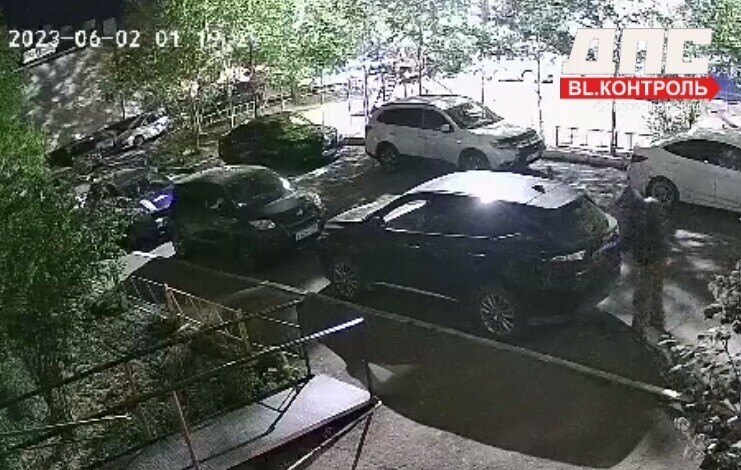 В Благовещенске заметили мужчину ночью срывающего номера с машин видео