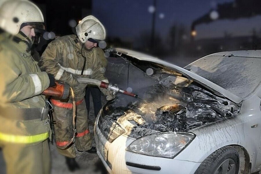 Огонь успел повредить салон автомобиль загорелся в Благовещенске 