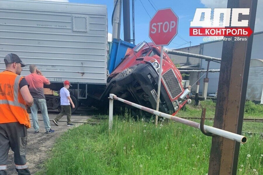 Поезд перевернул многотонную фуру в Благовещенске фото